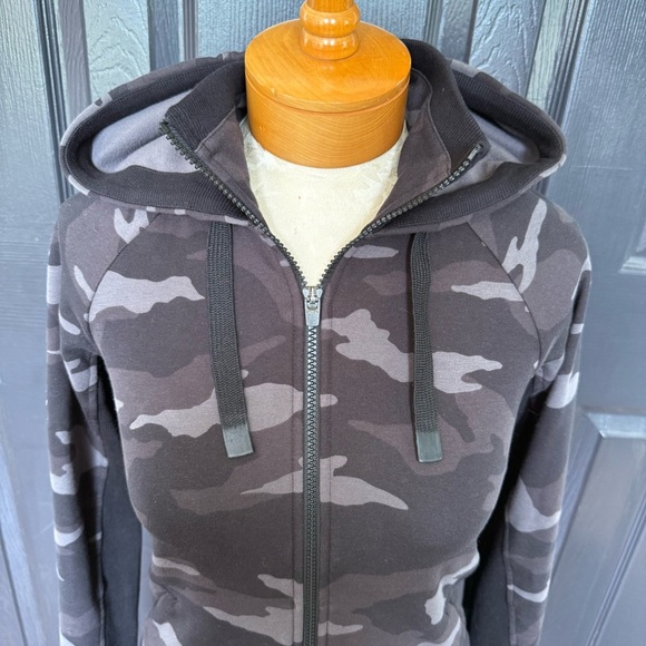 Women’s ATHLETA XS Triumph Printed Hoodie Sweatshirt Camo Workout Jacket - Picture 2 of 12